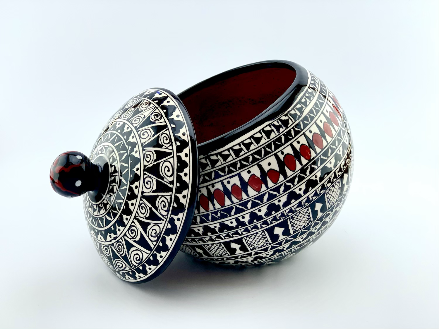 Cookie jar historical black and white - Image 3