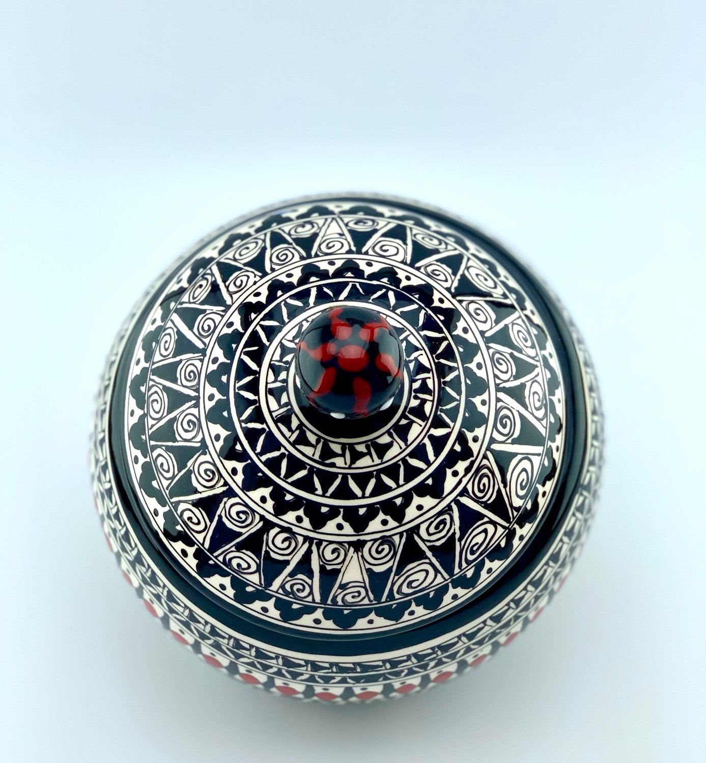 Cookie jar historical black and white - Image 5