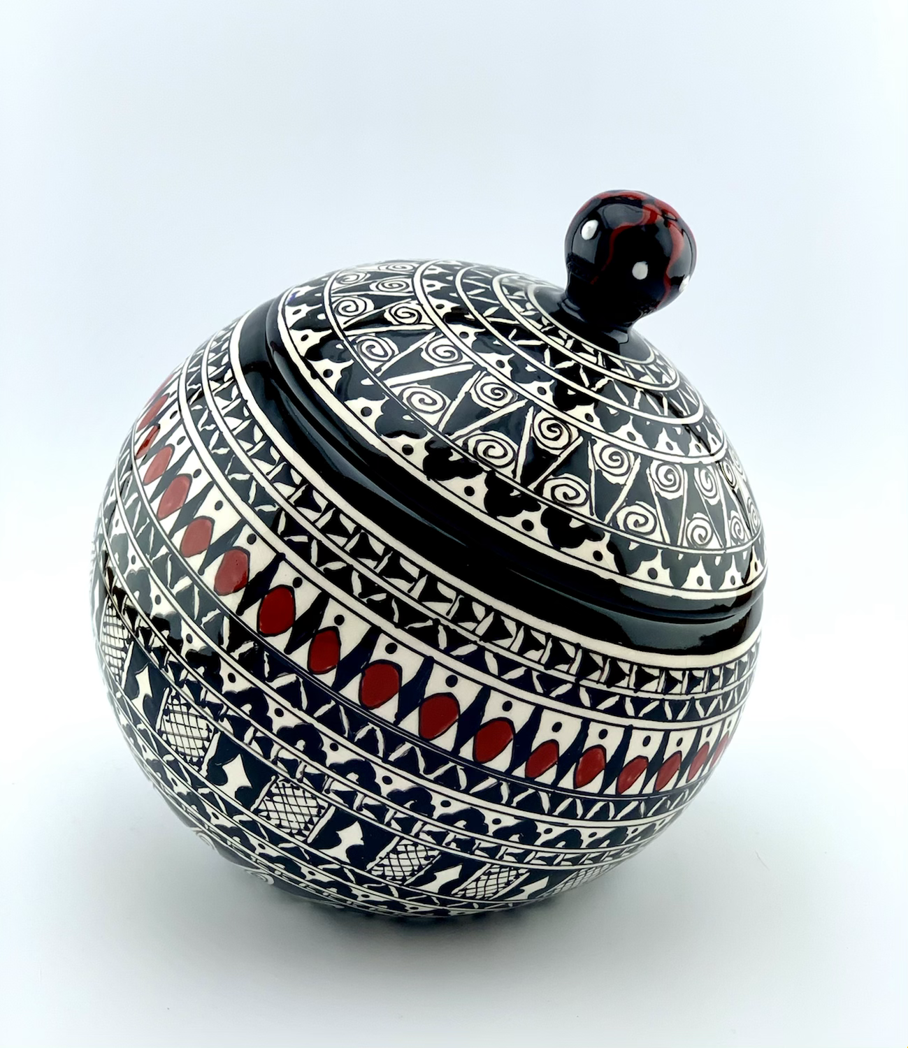 Cookie jar historical black and white - Image 6